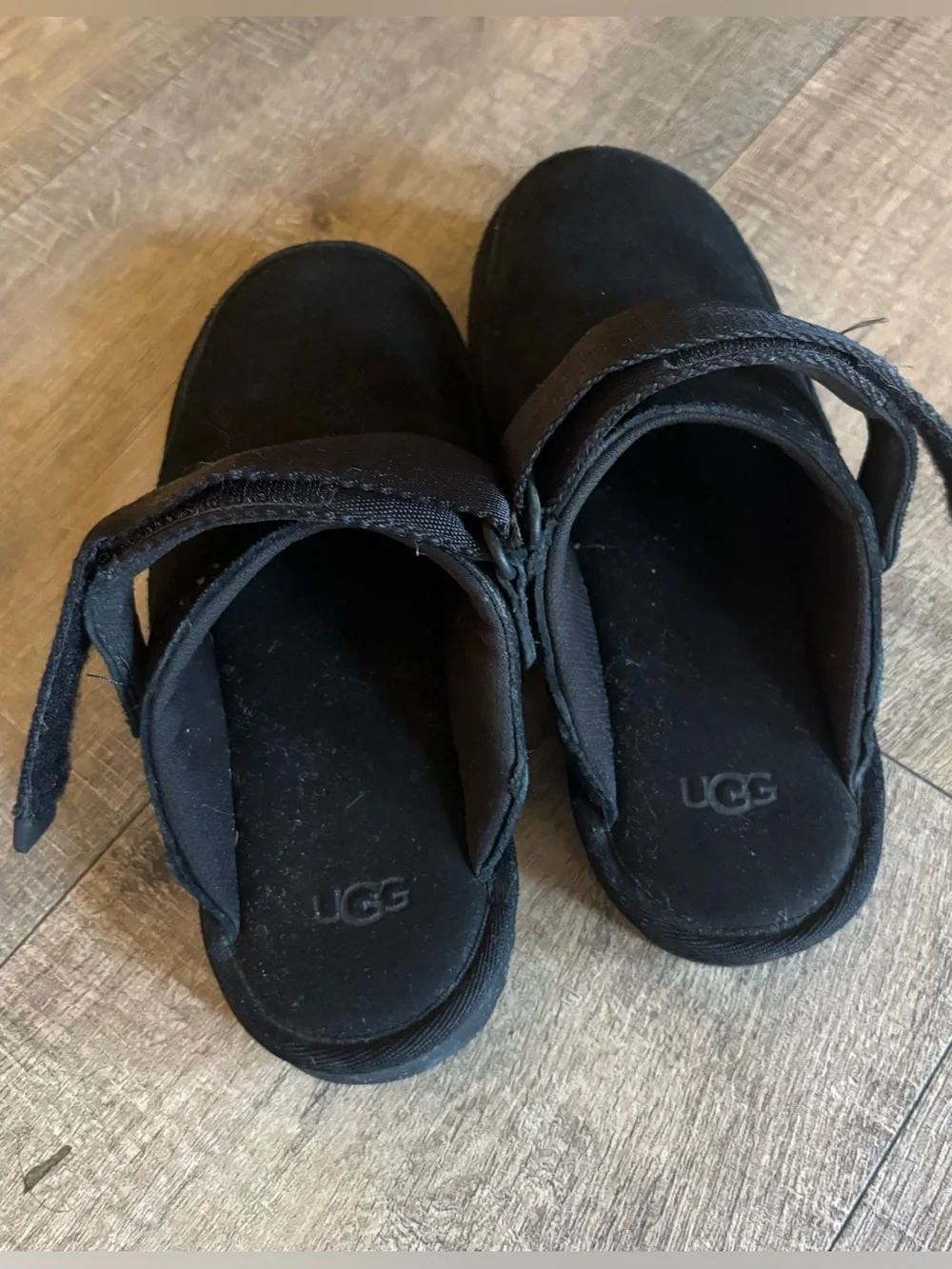 UGG goldenstar girl’s size 2 black slip on clog slippers with swivel heal strap